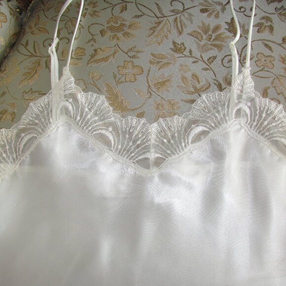 LACY CAMISOLE, M, VINTAGE VICTORIA'S SECRET, OFF-WHITE, STRAPS ADJUST, EUC - Picture 2 of 5